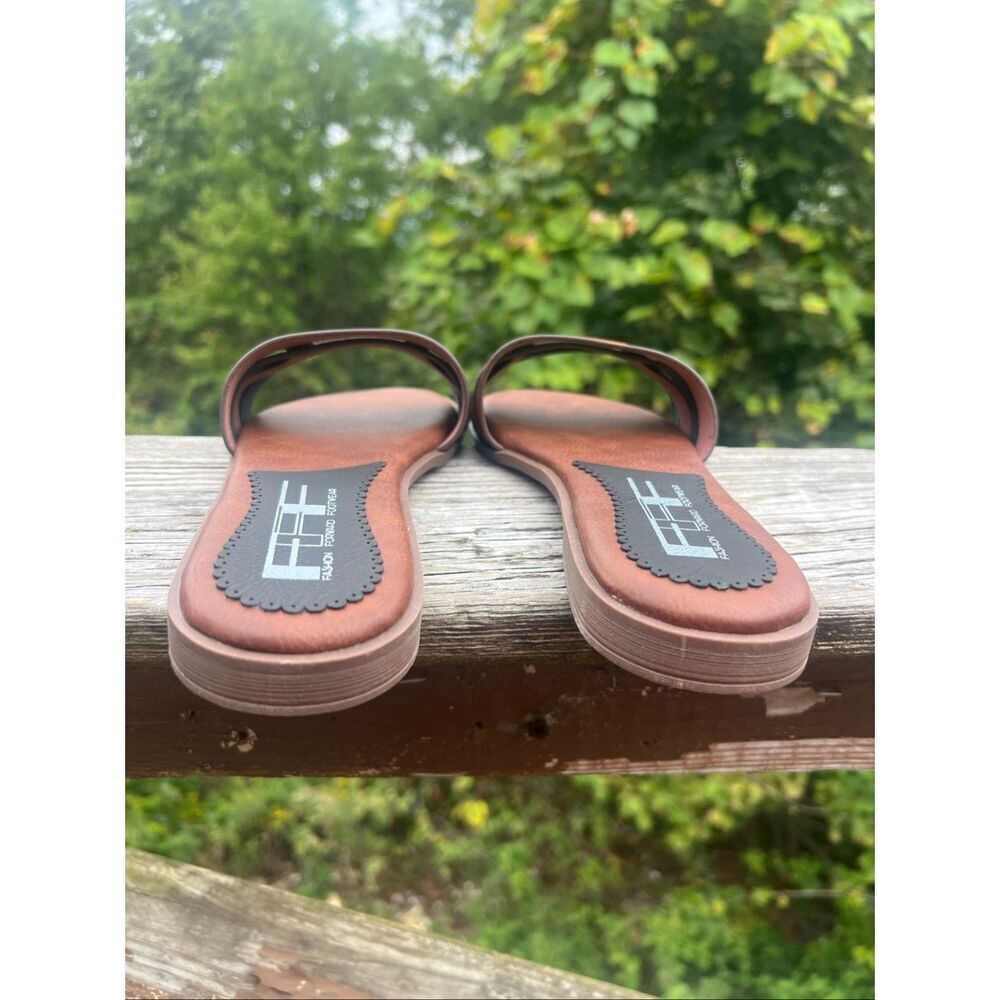 Fashion Forward Flat 2-Toned Faux Leather sandals Sz 9 NIB - Picture 4 of 7